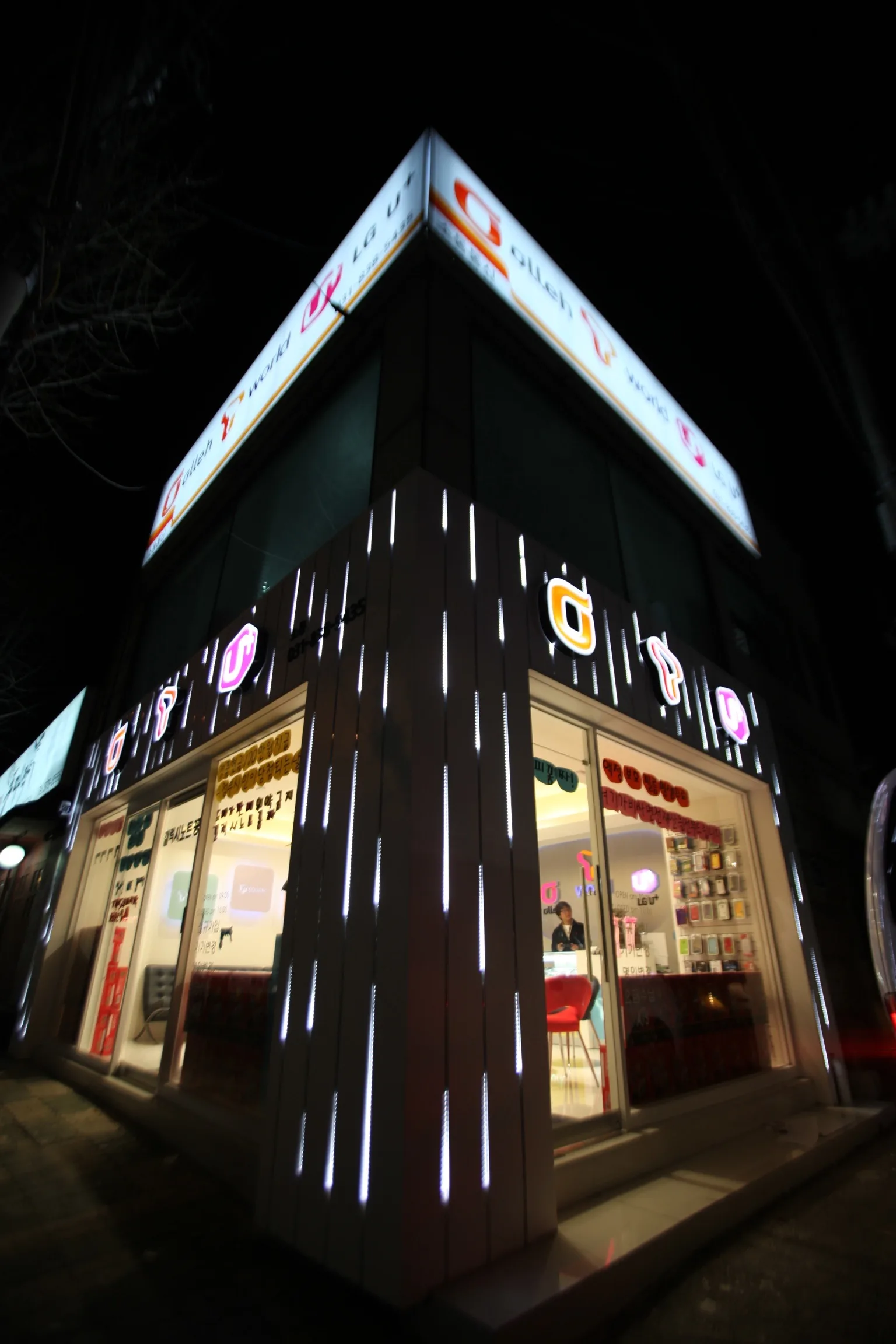 야간 조명 디자인이 돋보이는 매장 외관